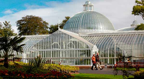 Photo The Kibble Palace, a stunning glasshouse situated in Glasgow's Botanic Gardens